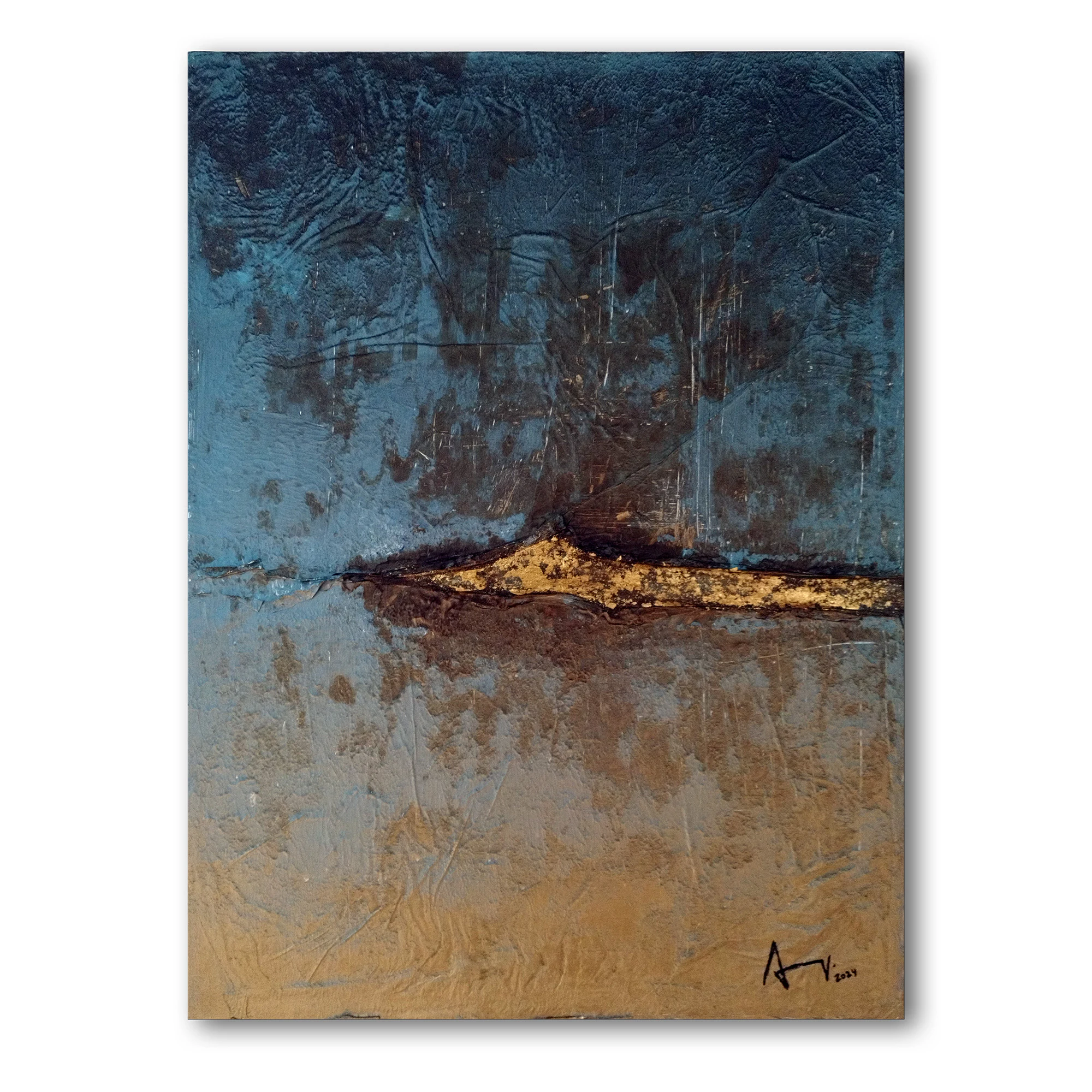 Pintura abstrata em azul, ocre e dourado fotografada sobre fundo branco.