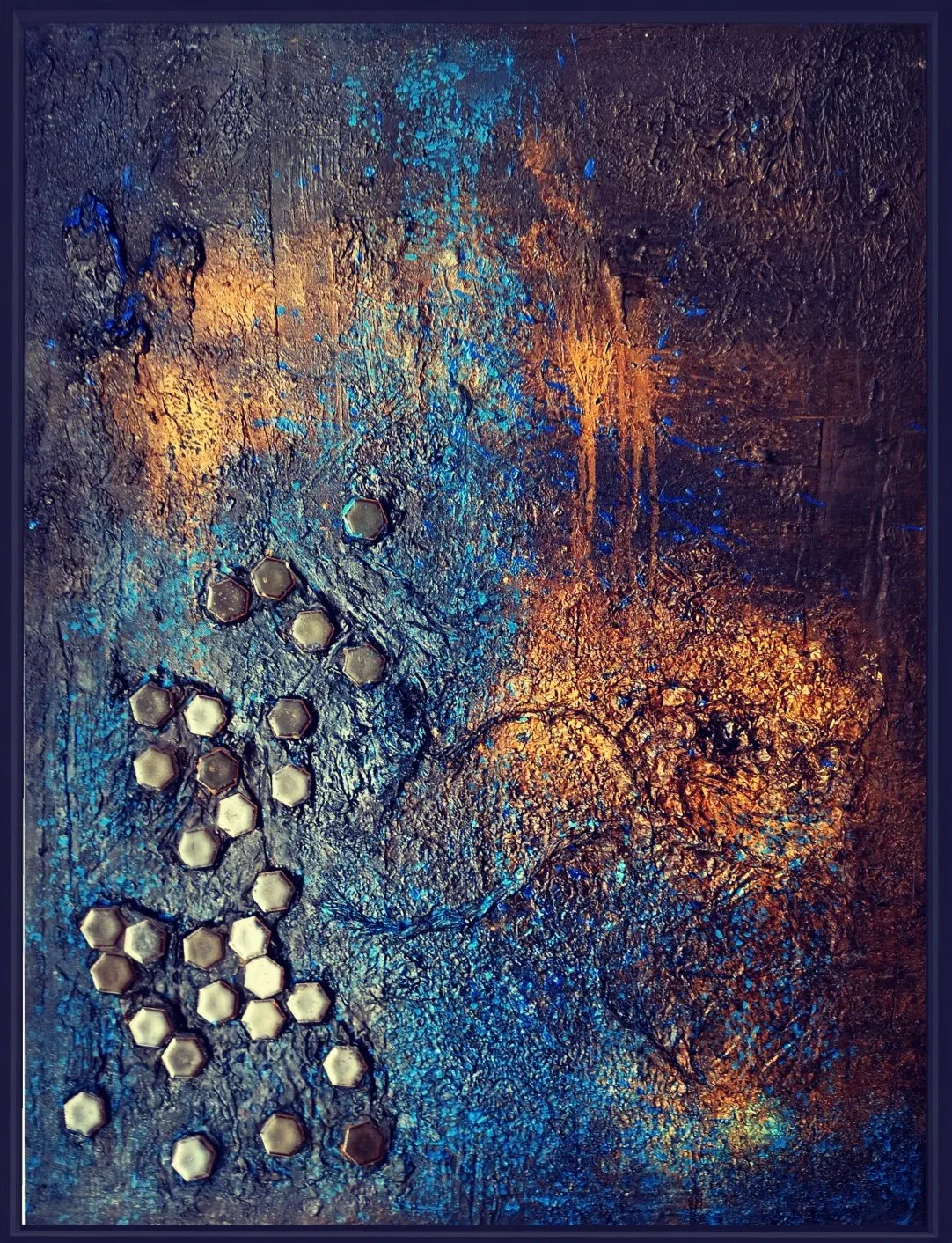 Pintura abstrata vertical com variações de cor e matéria.
